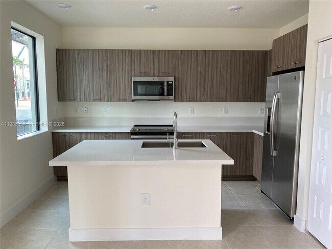 Foto del edificio - 8379 Central Park Blvd