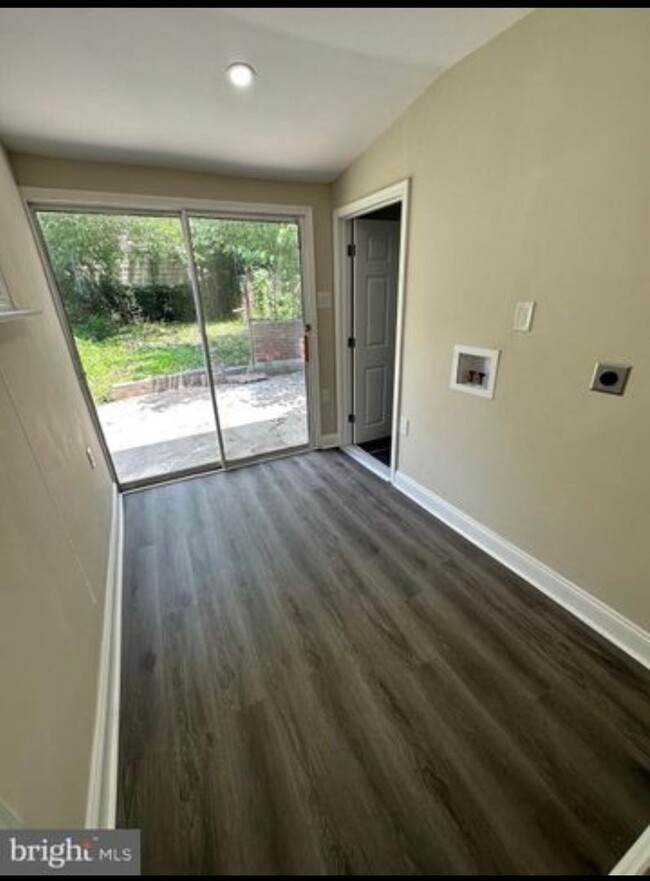 Building Photo - NEWLY RENOVATED 3 BED 3 BATH HOME