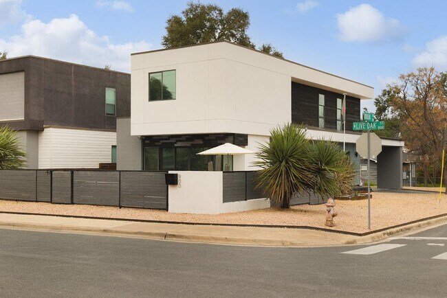 Foto del edificio - 900 W Live Oak St