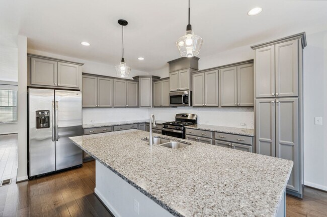 Foto del edificio - Stunning 4 Bedroom Townhome In New Apex Co...