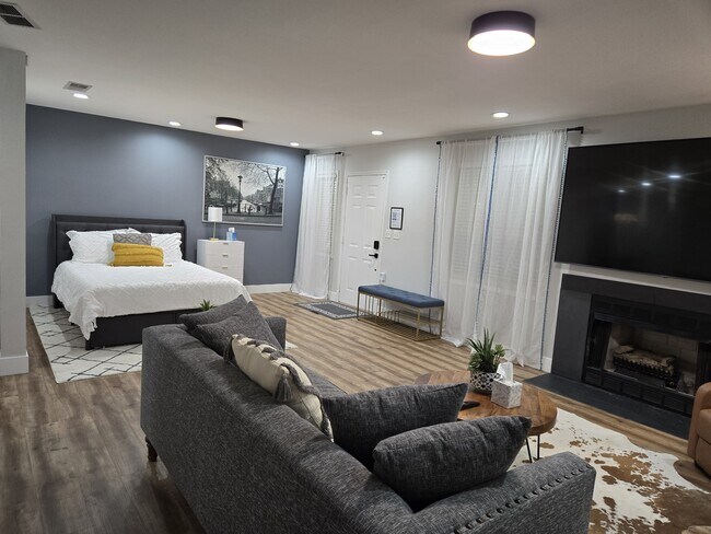 Foto del edificio - 319 Silverberry Ct