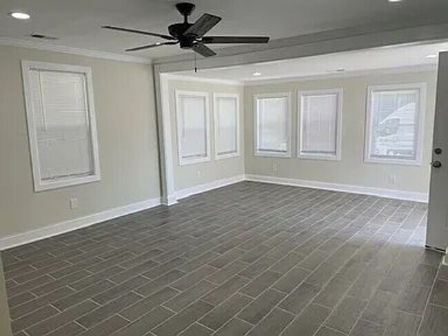 Foto del edificio - NEWLY REBUILT ONE LEVEL LIVING SPACE