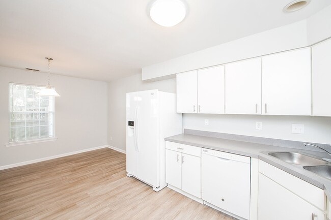 Building Photo - 2 Bedroom 2.5 Bathrooms in South Chesapeake