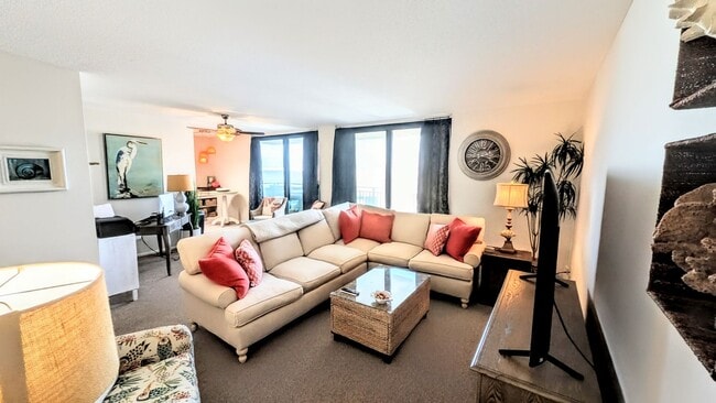 Building Photo - Annual UNfurnished Siesta Key Gulf front 2/2 condo with water views!