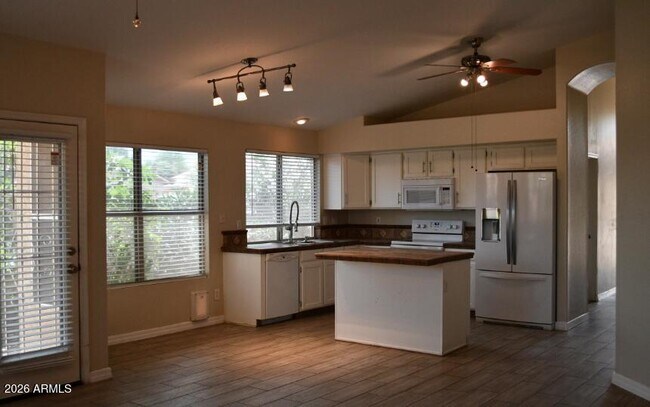 Foto del edificio - 1476 E Silver Creek Rd