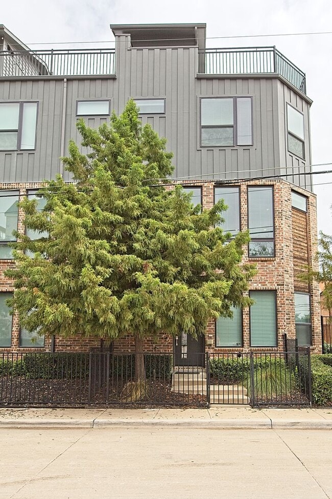 Building Photo - Dallas Gated Corner Townhome