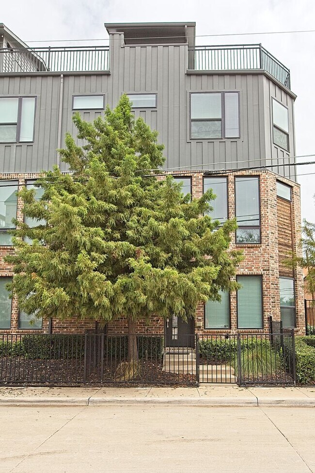 Foto del edificio - Dallas Gated Corner Townhome