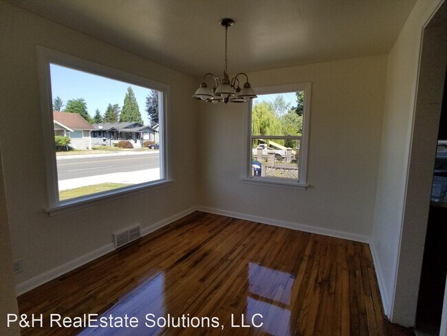 Foto del edificio - 4 br, 2 bath House - 202 M st SE