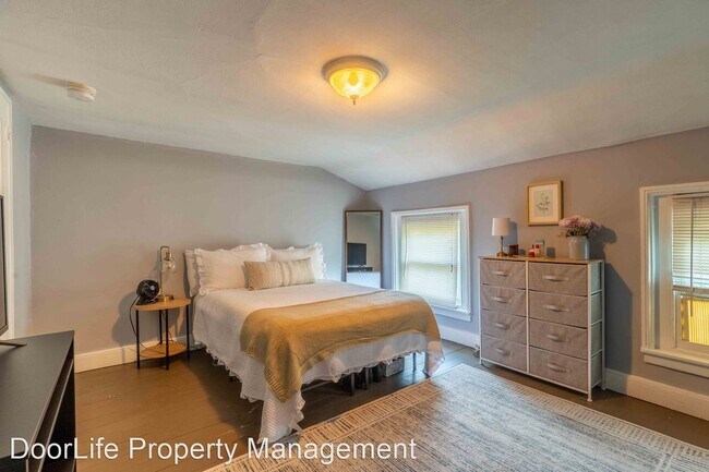 Building Photo - 4 br, 1 bath House - 203 W. Union Street