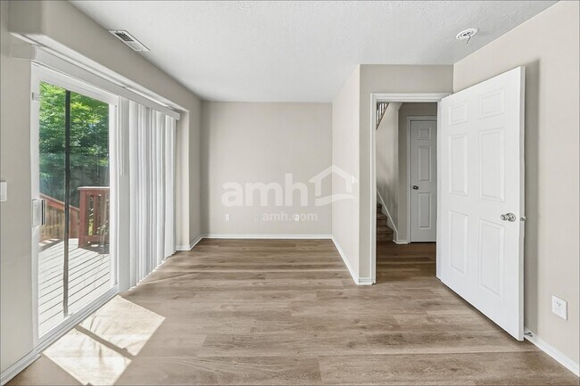 Foto del edificio - 1384 Fowler Ave
