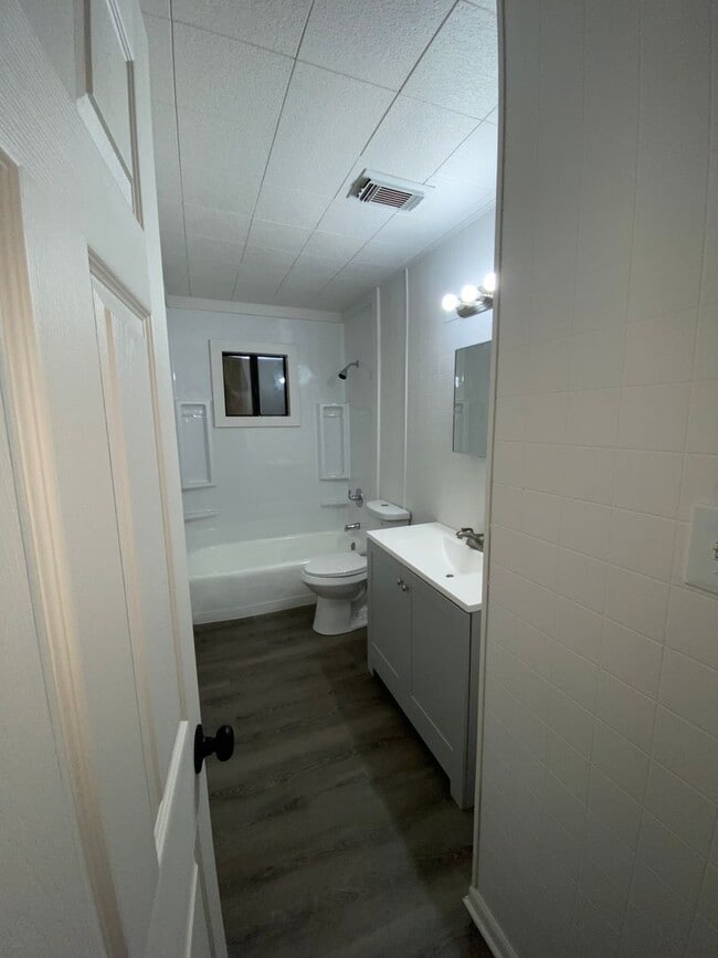 Building Photo - 1614 Parklane Dr