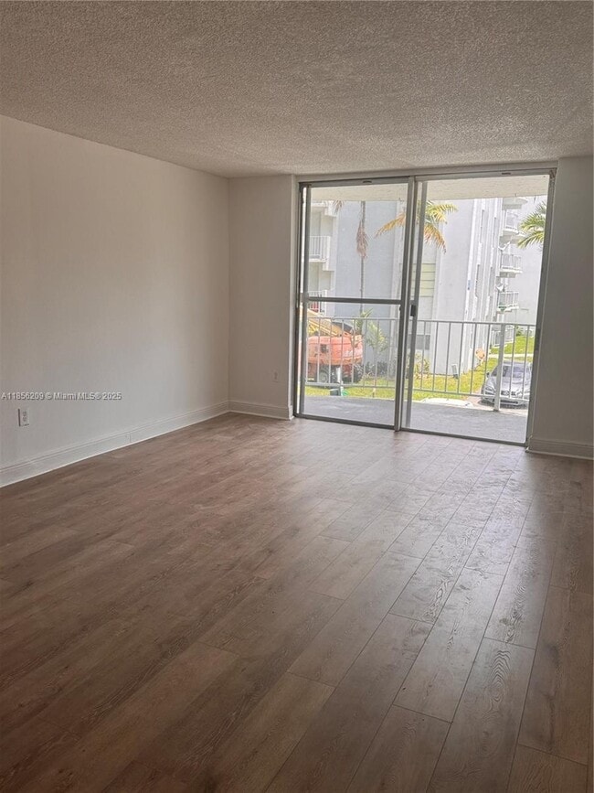 Foto del edificio - 496 NW 165th St