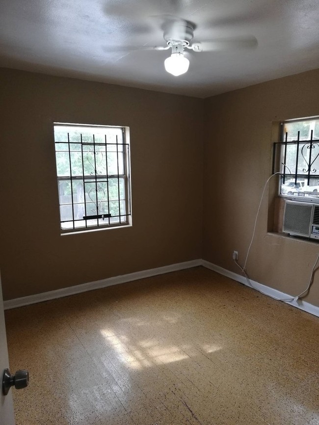 Building Photo - Updated 2/1 Apartment - $100 Move In Special
