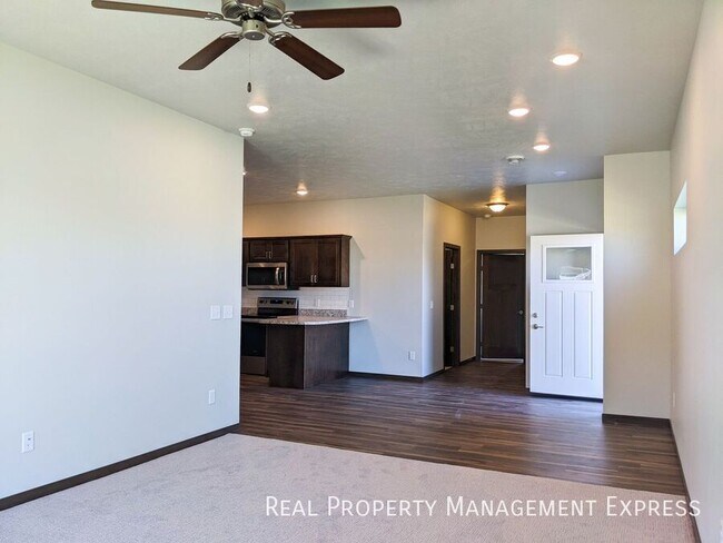 Foto del edificio - 2 Bedroom 2 Bathroom Townhome w/ Attached Garage