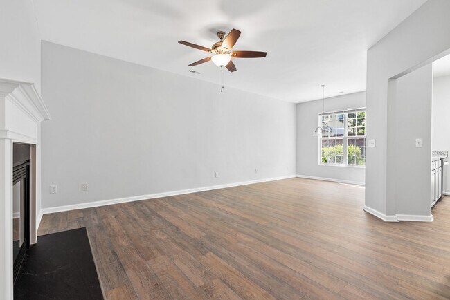 Building Photo - Available Early December! 3 Bed, 2.5 Ba In...