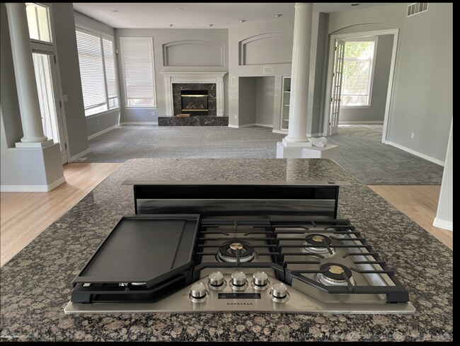 Vista de la sala de estar desde la cocina - 10412 Dunsford Dr