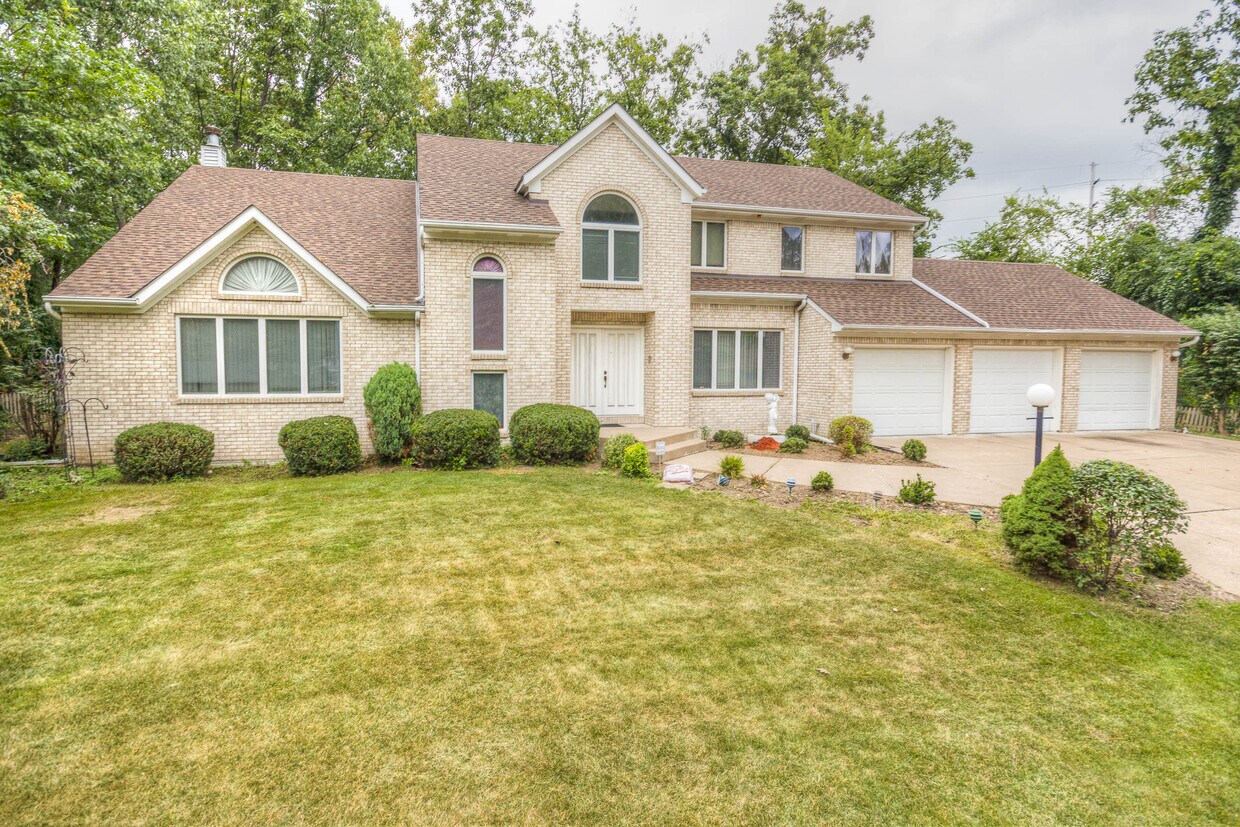 8 Timberwood Ct, Moline, IL 61265 House Rental in Moline, IL