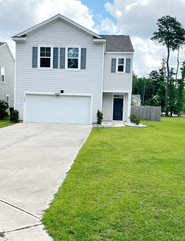 Primary Photo - Stunning 4 Bedroom located in Cul-de-sac