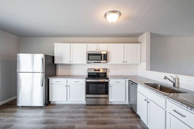 Building Photo - 7200 Primrose Ln