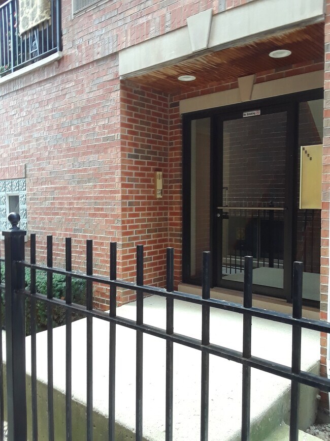 Building Photo - 6572 N NW Hwy