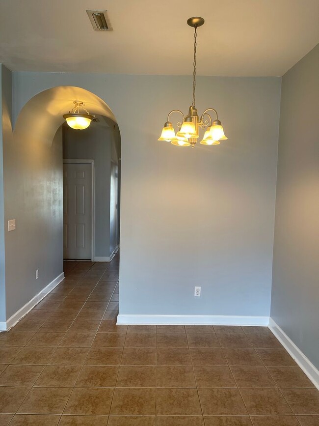 Building Photo - Eagle Landing Subdivision - Hardwood Floor...