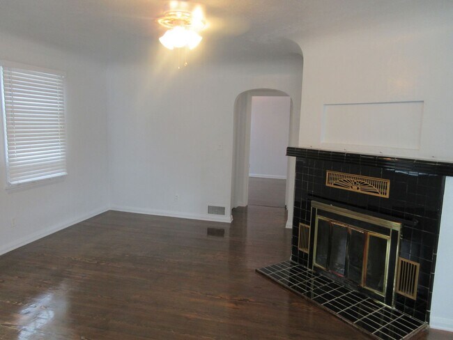 Building Photo - Move-in Bonus!!! Charming 4 bedroom, 2 bath single family home