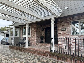 Building Photo - 167 Springdale Way