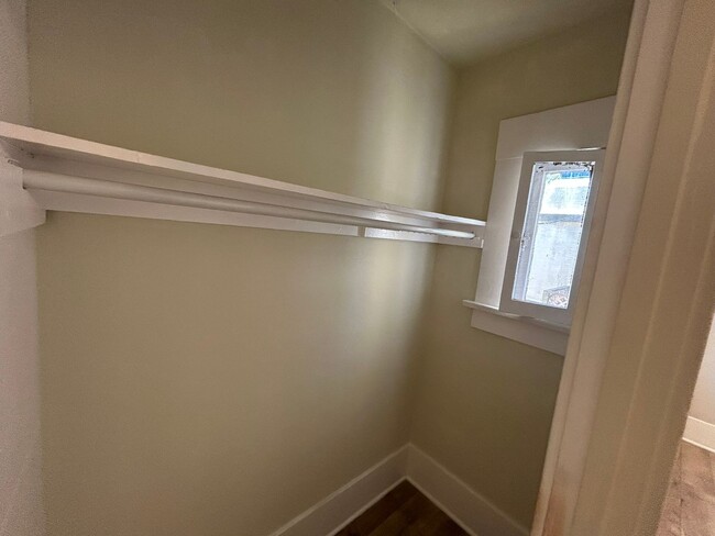 Building Photo - Upper Spacious Bankers Hill Unit!