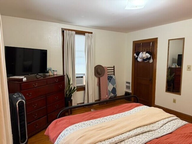 Building Photo - 4 Bedroom Townhome Across Street from JMU