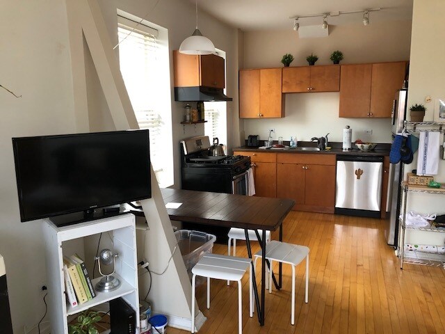 Large Open Common Space - 1935 W Division St