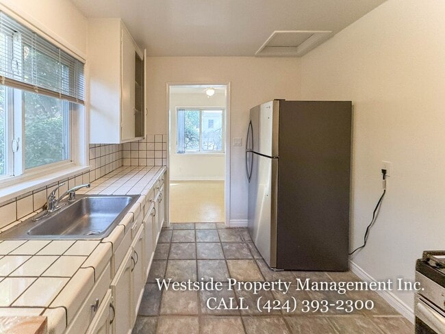 Building Photo - 2301 Oak St