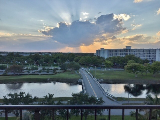 Foto del edificio - 3300 N Palm Aire Dr