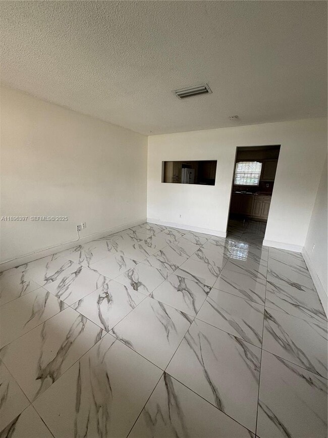 Foto del edificio - 19121 NW 34th Ct