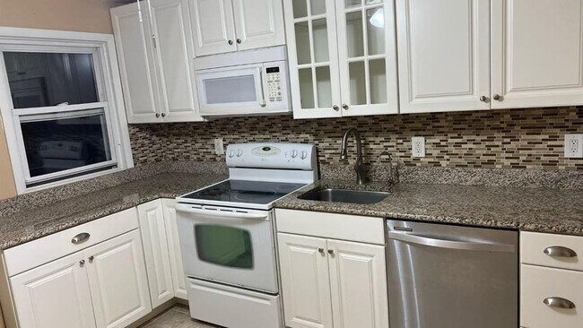 Foto del edificio - 446 Railroad Ave