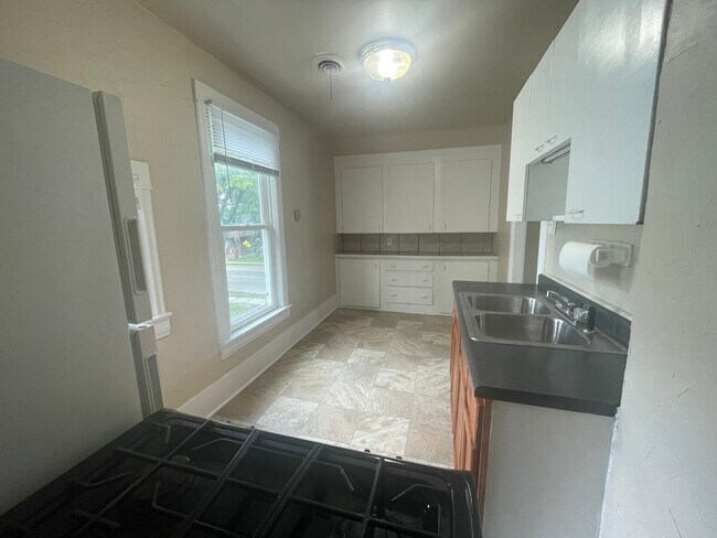 Lado de la cocina 2 - 196 E 9th St