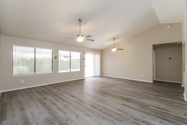 Foto del edificio - 1431 E Hearne Way
