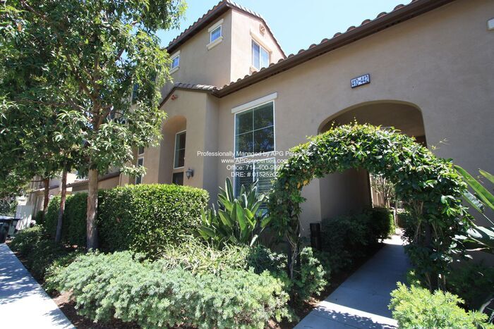 Primary Photo - Spacious 3 Bedroom 3.5 Bathroom Multi Leve...