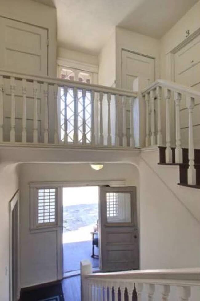 Escalera - apartamento en el segundo piso - 4510 N Figueroa St