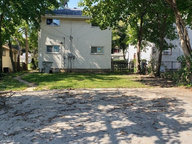 Building Photo - 3 br, 1 bath Duplex - 5862 N 65th St  dupl...