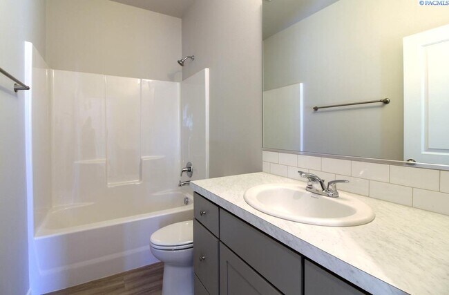Building Photo - 3 Bed/2 Bath Townhouse in West Pasco