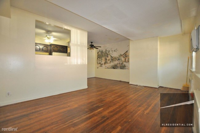 Building Photo - 724 E 79th St