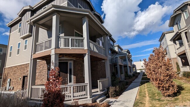 Foto del edificio - AWESOME MAINTENANCE-FREE PATIO HOME WITH 3 BDRMS, 3 BATHS & 2-CAR GARAGE!