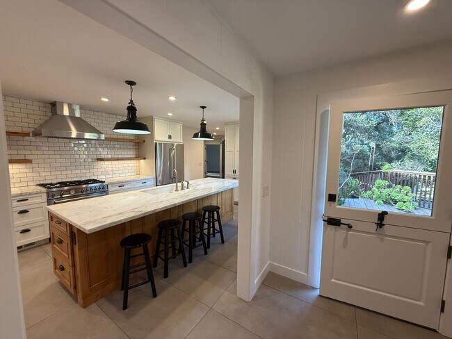 Foto del edificio - Available Now – Beautiful Carmel Valley Home in Carmel School District