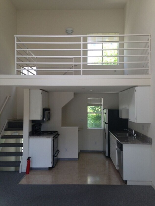 Foto principal - Chic SOMA Living: Spacious Tri-level 1-Bed...