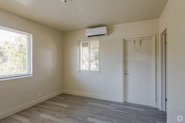 Dormitorio con ventanas - Riverland Court Apartments
