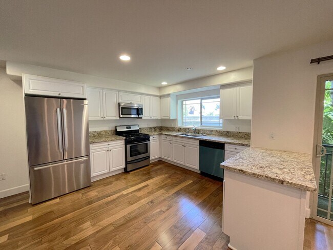 Building Photo - Modern 2-Bedroom Condo in the Heart of Val...