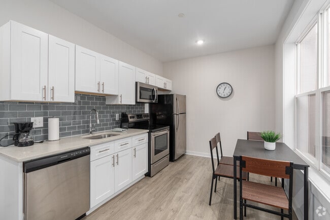 1BR, 1BA - 603SF - Kitchen - Fairmount Square