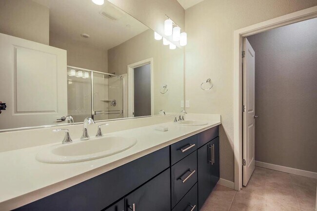 Foto del edificio - 1579 Pratt Pl