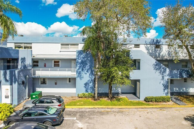Building Photo - 9365 Fontainebleau Blvd