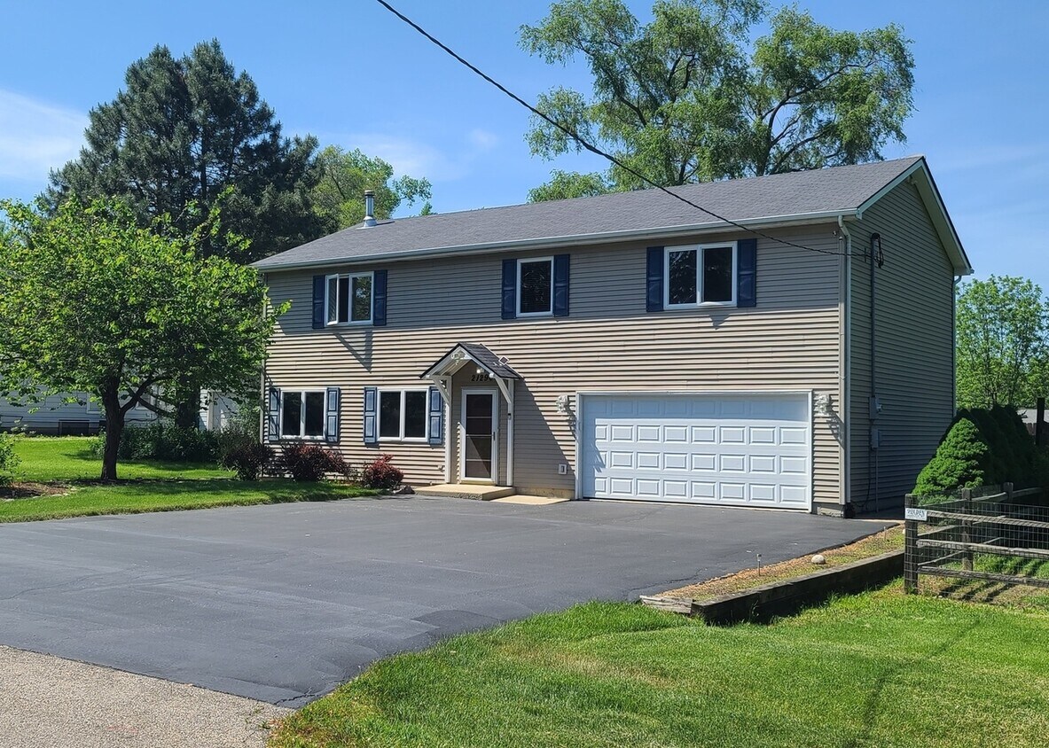 Primary Photo - 21290 W Park Dr